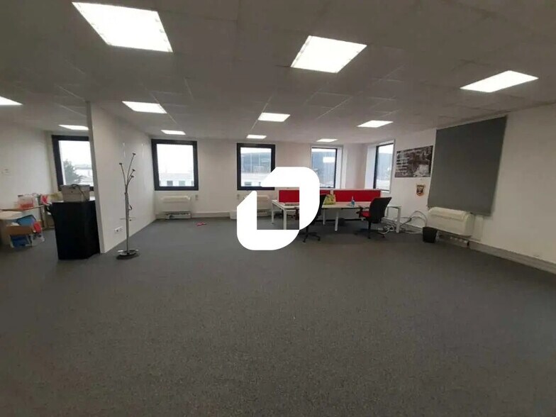 Bureau dans Saint-Denis à louer - Photo de l’immeuble – Image 2 sur 6