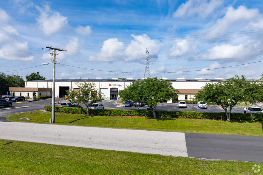 7704 Industrial Ln, Tampa, FL à louer - Photo de l’immeuble – Image 2 sur 7