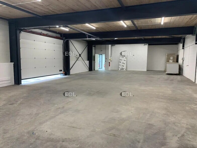 Local d’activités dans Saint-Rémy-de-Provence à louer - Photo de l’immeuble – Image 2 sur 5