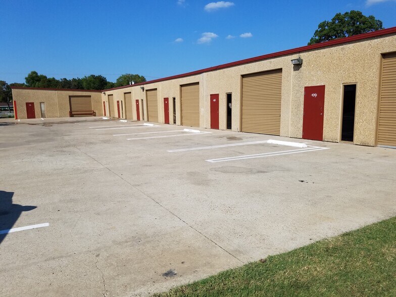 3880 Ledbetter Dr W, Dallas, TX à louer - Photo de l’immeuble – Image 3 sur 11