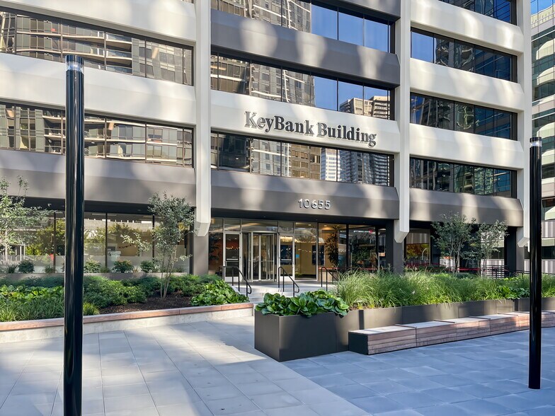 10655 NE 4th St, Bellevue, WA à louer - Photo de l’immeuble – Image 3 sur 19