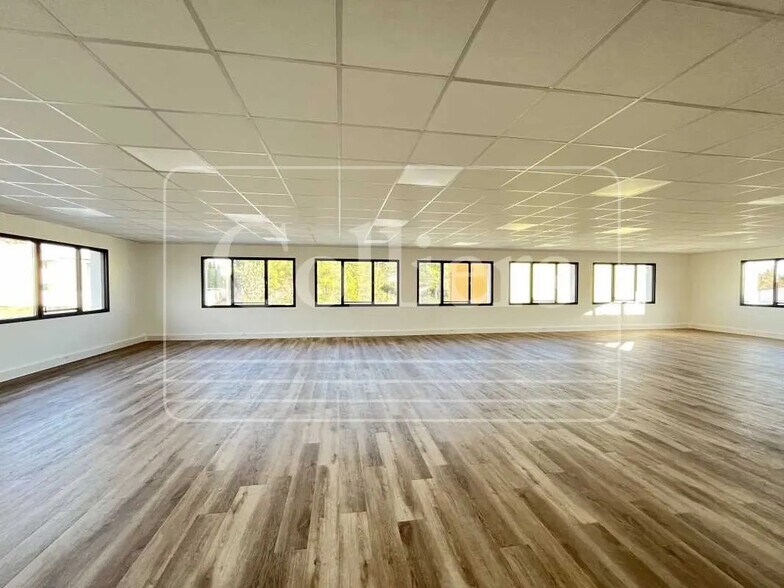 Bureau dans Éguilles à louer - Photo intérieure – Image 2 sur 4