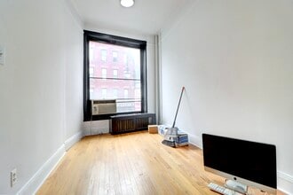887 Manhattan Ave, Brooklyn, NY à louer Photo de l’immeuble– Image 2 sur 4