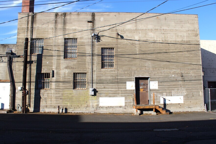 409 E 2nd St, The Dalles, OR à vendre - Photo de l’immeuble – Image 2 sur 11