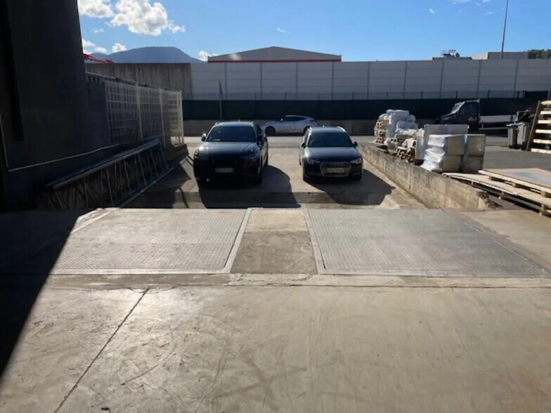 Local d’activités dans Le Broc à louer - Photo de l’immeuble – Image 2 sur 12