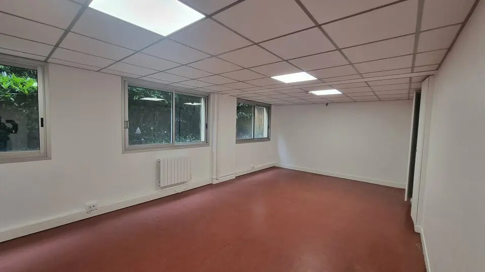 Local d’activités dans Versailles à louer - Photo de l’immeuble – Image 3 sur 7