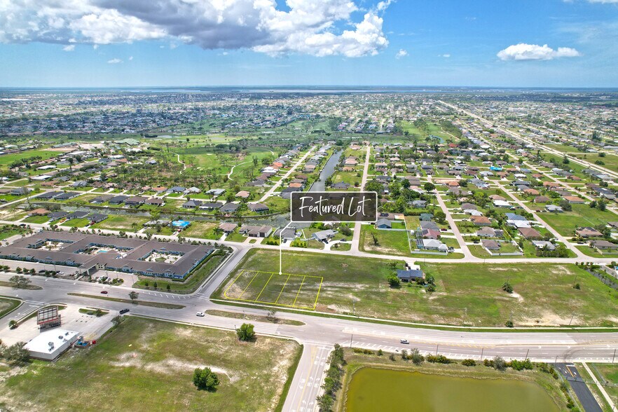 1808 Skyline Blvd, Cape Coral, FL à vendre - Photo de l’immeuble – Image 2 sur 7