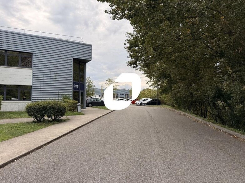 Local d’activités dans Échirolles à louer - Photo de l’immeuble – Image 3 sur 7