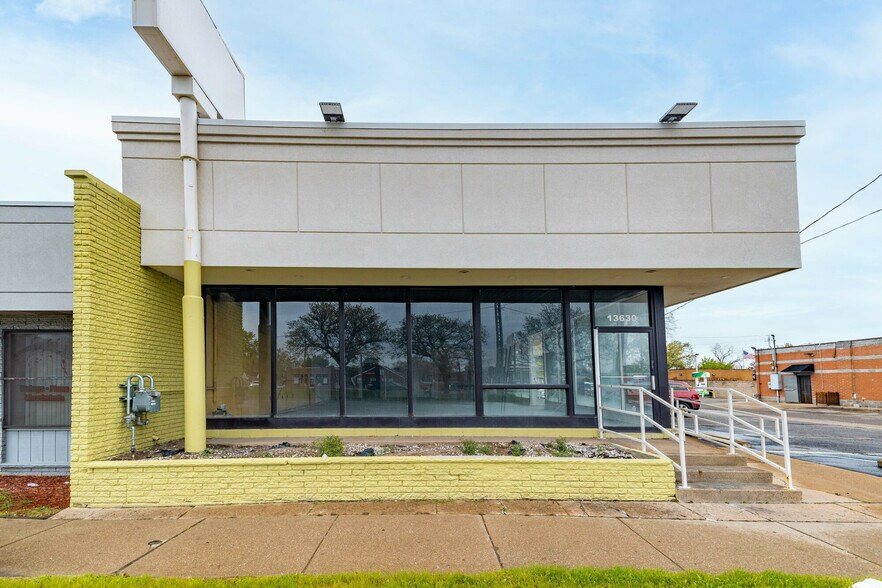 13630 W Eight Mile Rd, Oak Park, MI à louer - Photo de l’immeuble – Image 3 sur 26