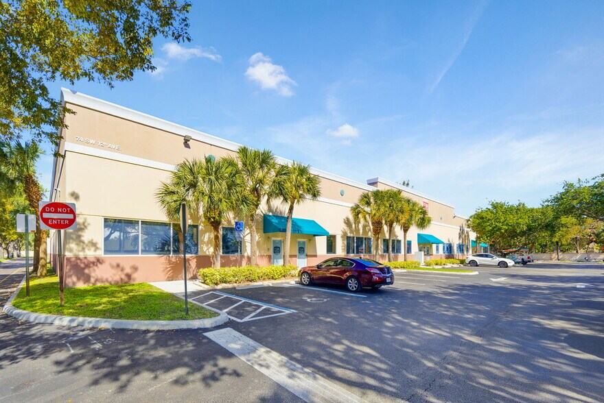 74 SW 12th Ave, Dania, FL à louer - Photo de l’immeuble – Image 1 sur 5