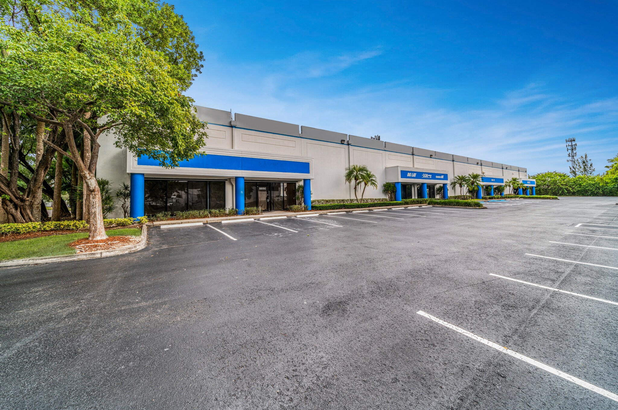 8850-8880 NW 18th Ter, Miami, FL à louer Photo principale– Image 1 sur 7
