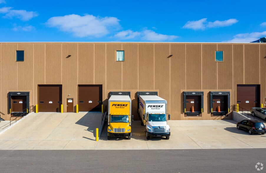 8201 Brooklyn Blvd, Brooklyn Park, MN à louer - Photo de l’immeuble – Image 2 sur 14