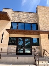 15210 Fitzhugh Rd, Austin, TX à louer Photo de l’immeuble– Image 2 sur 5