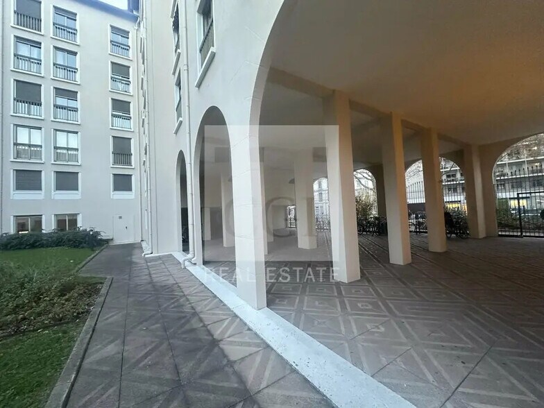 Local commercial dans Lyon à louer - Photo de l’immeuble – Image 2 sur 12