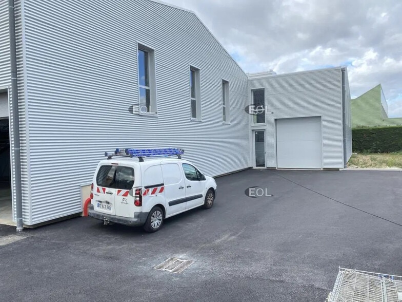 Local d’activités dans Chassieu à louer - Photo de l’immeuble – Image 2 sur 11