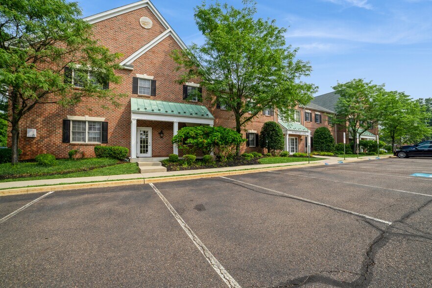 54 Friends Ln, Newtown, PA à vendre - Photo de l’immeuble – Image 3 sur 45