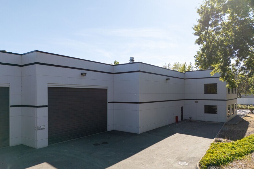 8920 Fraserton Ct, Burnaby, BC à louer - Photo de l’immeuble – Image 2 sur 15