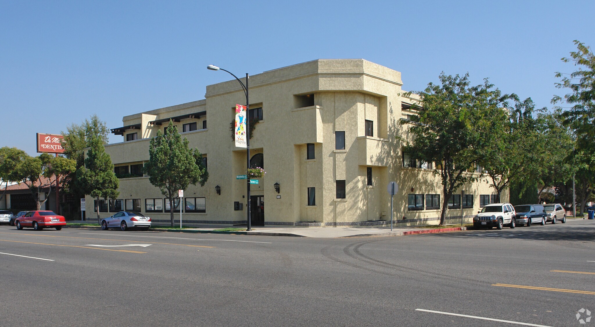 2740 W Magnolia Blvd, Burbank, CA à louer Photo principale– Image 1 sur 16