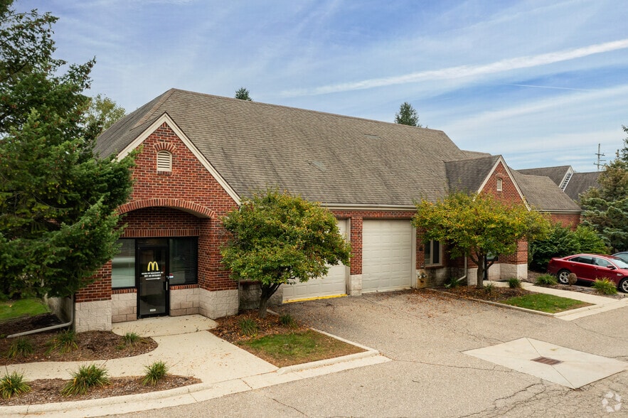 36520 Grand River Ave, Farmington Hills, MI à louer - Photo principale – Image 2 sur 36