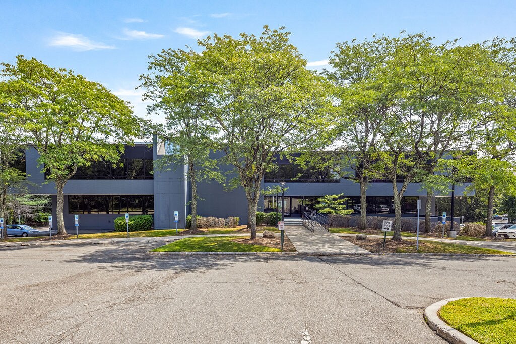 95 Chestnut Ridge Rd, Montvale, NJ à louer Photo de l’immeuble– Image 1 sur 21