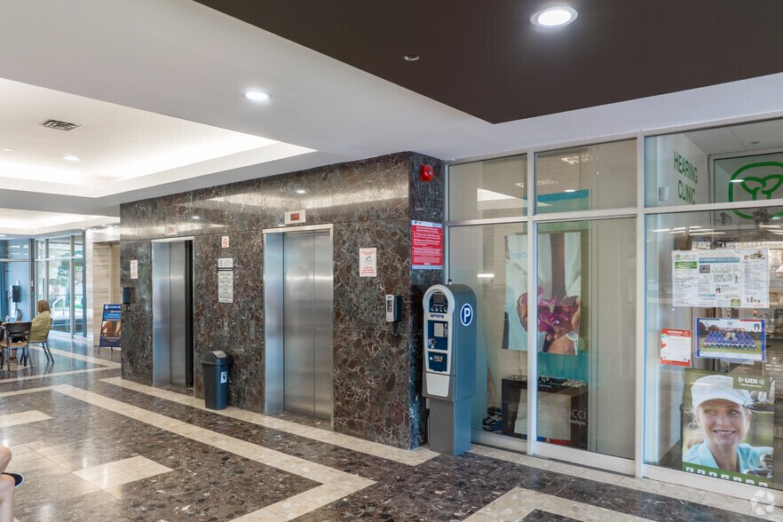 8333 Weston Rd, Vaughan, ON à louer - Hall d’entrée – Image 3 sur 21