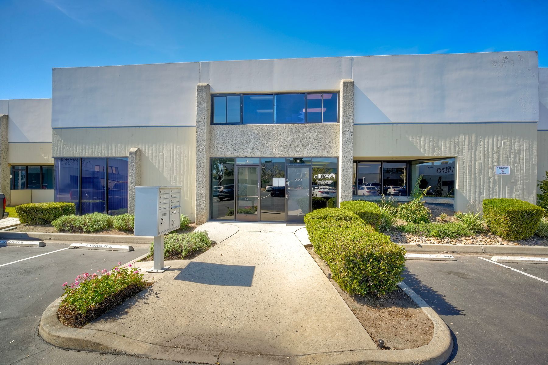 1195 Linda Vista Dr, San Marcos, CA à louer Photo principale– Image 1 sur 14