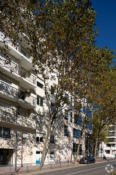 Bureau dans Issy-les-Moulineaux à louer - Photo de l’immeuble – Image 2 sur 2