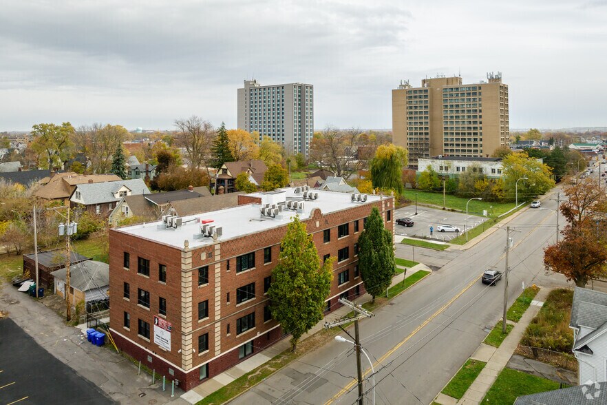 704 8th St, Niagara Falls, NY à vendre - Photo de l’immeuble – Image 2 sur 17