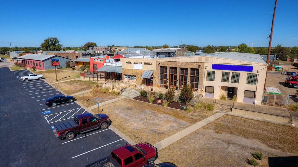 107 E Grayson St, Llano, TX à vendre - Photo de l’immeuble – Image 3 sur 85