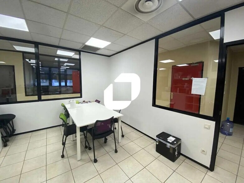 Bureau dans Bron à louer - Photo de l’immeuble – Image 3 sur 6