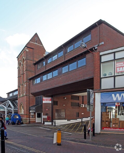 High St, Aylesbury à louer - Photo de l’immeuble – Image 2 sur 24