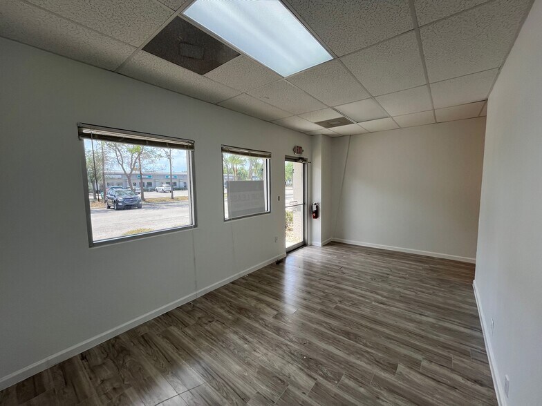 735 NE 19TH Pl, North Fort Myers, FL à louer - Photo de l’immeuble – Image 2 sur 16