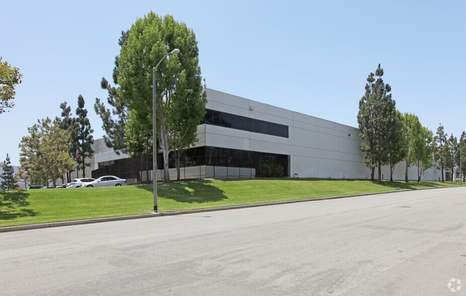 18615 S Ferris Pl, Rancho Dominguez, CA à louer - Photo de l’immeuble – Image 1 sur 4