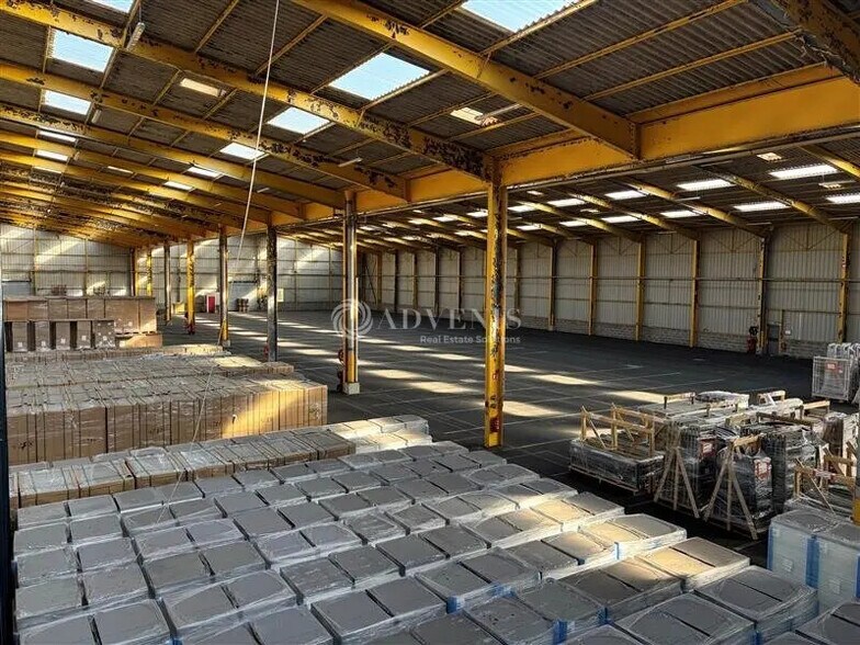 Local d'activités dans Montfort-le-Gesnois à vendre - Photo de l’immeuble – Image 1 sur 7