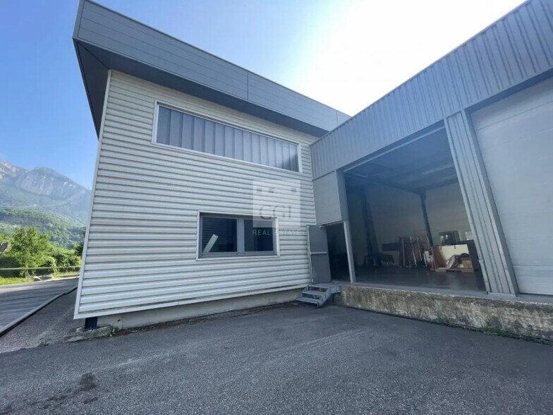 Local d’activités dans Veurey-Voroize à louer - Photo de l’immeuble – Image 2 sur 4