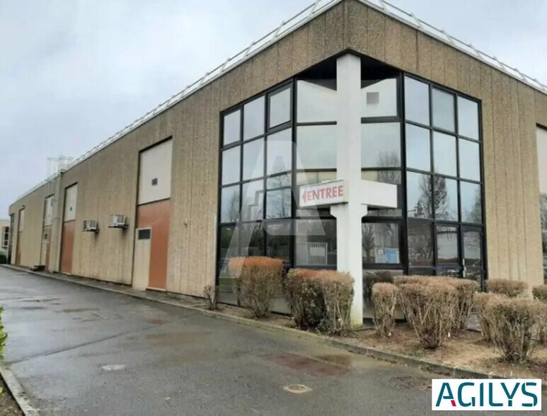 Local d’activités dans Coignières à louer - Photo de l’immeuble – Image 2 sur 5