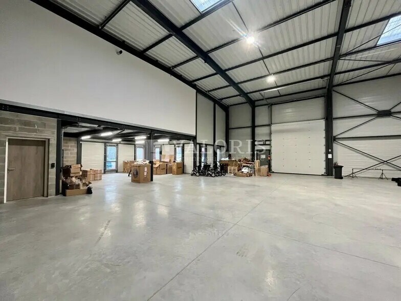 6 Rue D'Arsonval, Chassieu à louer - Photo de l’immeuble – Image 1 sur 9