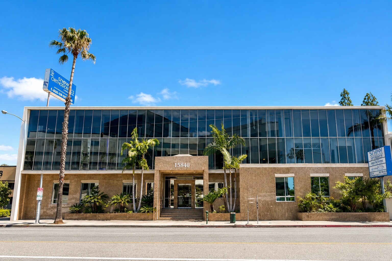 15840 Ventura Blvd, Encino, CA à louer Photo de l’immeuble– Image 1 sur 9