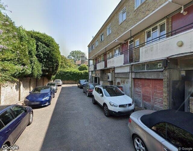 82 Inner Park Rd, Londres à louer - Photo de l’immeuble – Image 2 sur 4