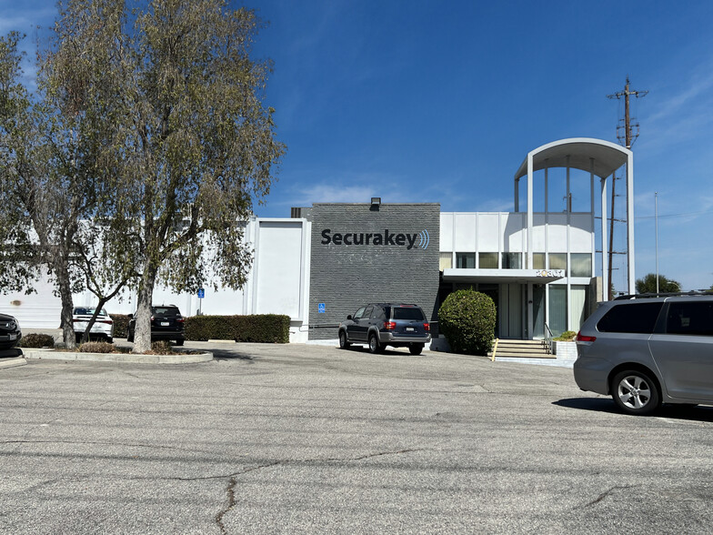 20301 Nordhoff St, Chatsworth, CA à louer - Photo de l’immeuble – Image 1 sur 5