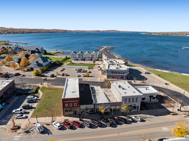 110 S Lake St, Boyne City, MI à vendre - Aérien – Image 3 sur 38