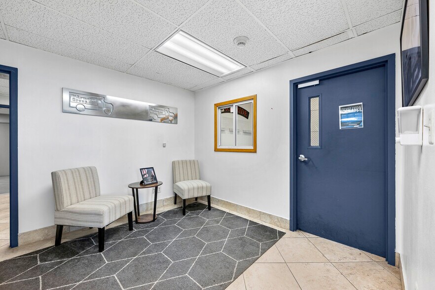 2727 S Beech Daly Rd, Dearborn Heights, MI à louer - Photo intérieure – Image 3 sur 60