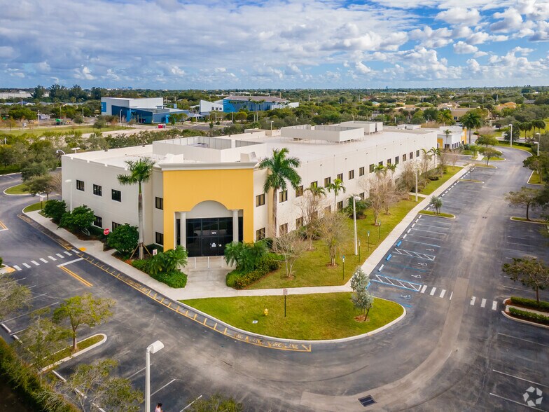 5870 N Hiatus Rd, Tamarac, FL à louer - Photo de l’immeuble – Image 3 sur 5