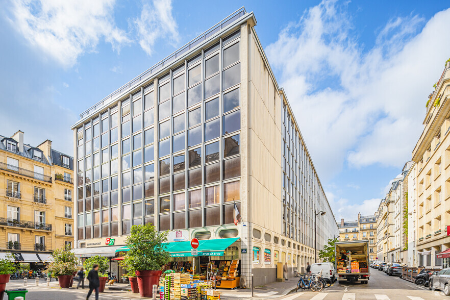 8-20 Rue Treilhard, Paris à louer - Photo de l’immeuble – Image 3 sur 5