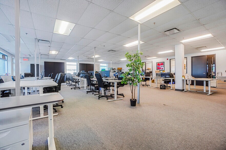 4580-4610 Rue Hickmore, Montréal, QC à louer - Photo de l’immeuble – Image 3 sur 16