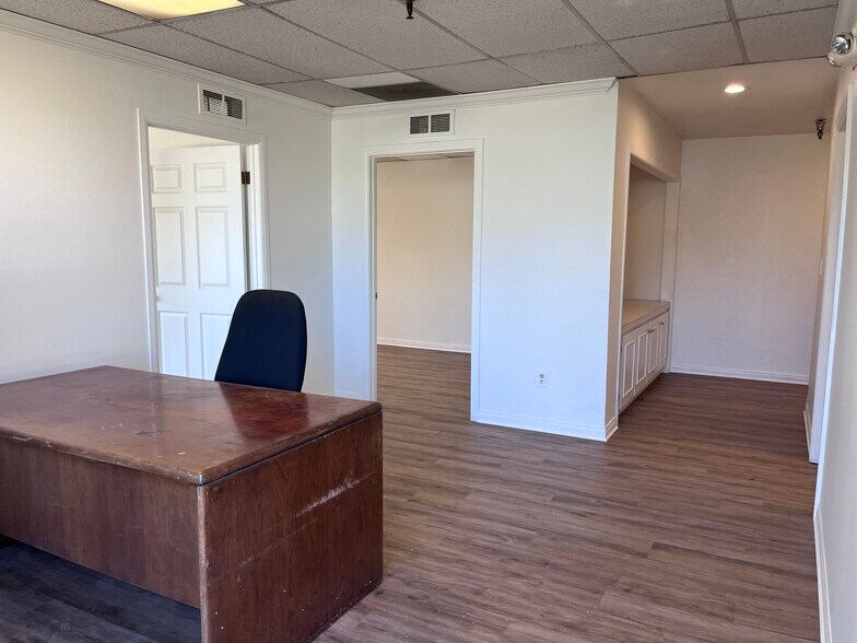 10814 Los Vaqueros Cir, Los Alamitos, CA à louer - Photo de l’immeuble – Image 3 sur 16