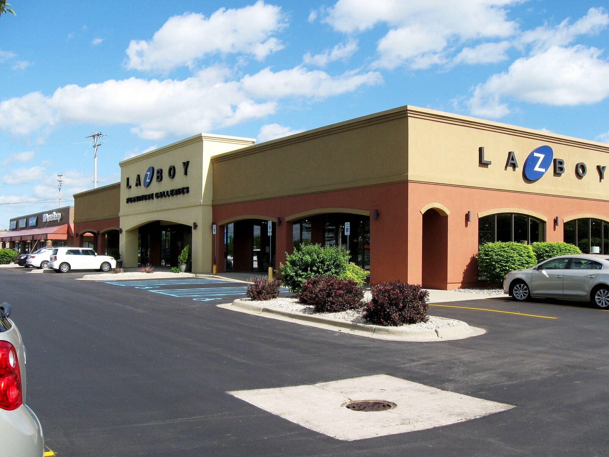 6025 W Saginaw Hwy, Lansing, MI à louer Photo principale– Image 1 sur 9