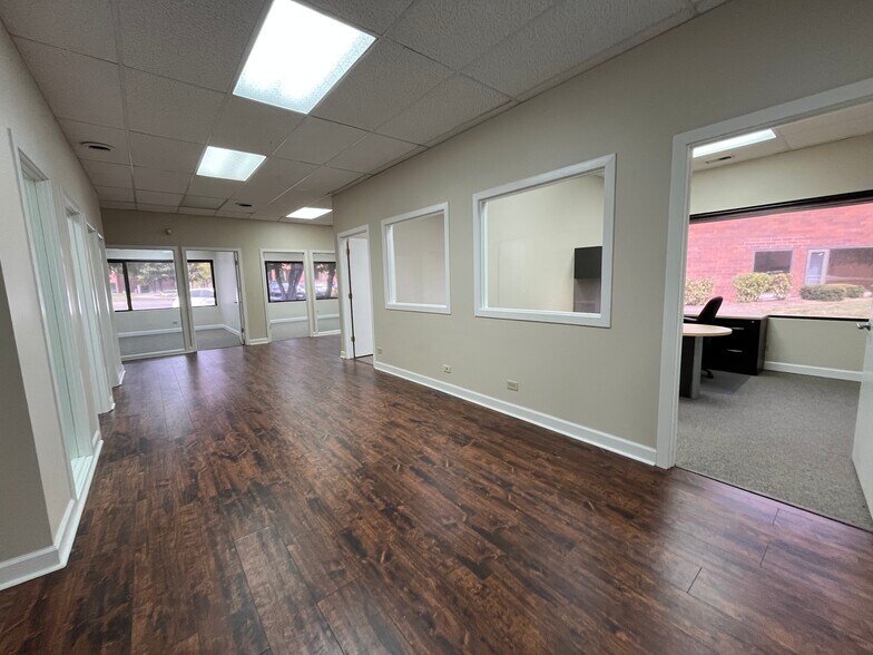 941 N Plum Grove Rd, Schaumburg, IL à vendre - Photo de l’immeuble – Image 3 sur 11
