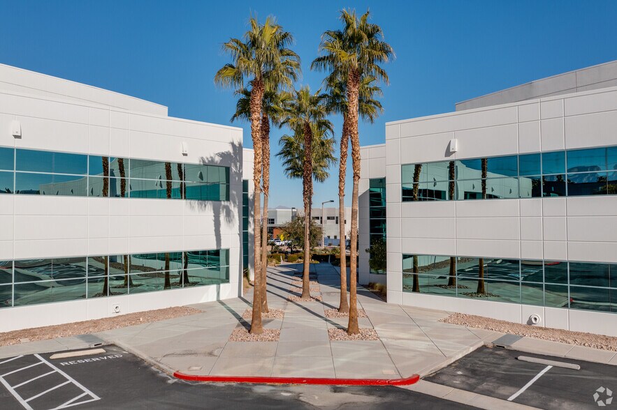 7501 Trinity Peak Ave, Las Vegas, NV à louer - Photo de l’immeuble – Image 3 sur 5