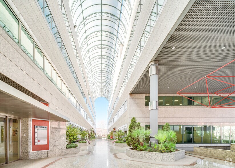 Bureau dans San Sebastián de los Reyes, Madrid à louer - Photo de l’immeuble – Image 2 sur 2